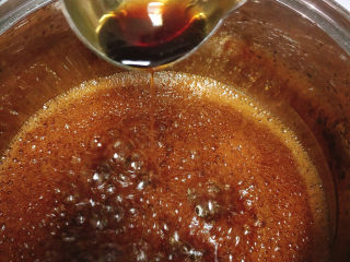 珍珠芋泥鲜奶,小火慢慢熬，要搅拌哦，然后成小泡，这个样子基本就可以啦。