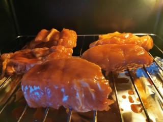 蜜汁叉烧肉（烤箱版）,送入预热好的烤箱里，上下火200度