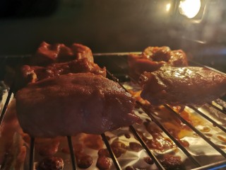 蜜汁叉烧肉（烤箱版）,烤制20分钟左右，肉收紧