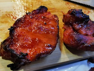 蜜汁叉烧肉（烤箱版）,放在案板上切成小块
