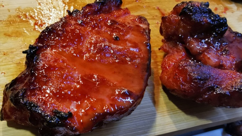 蜜汁叉烧肉（烤箱版）,放在案板上切成小块