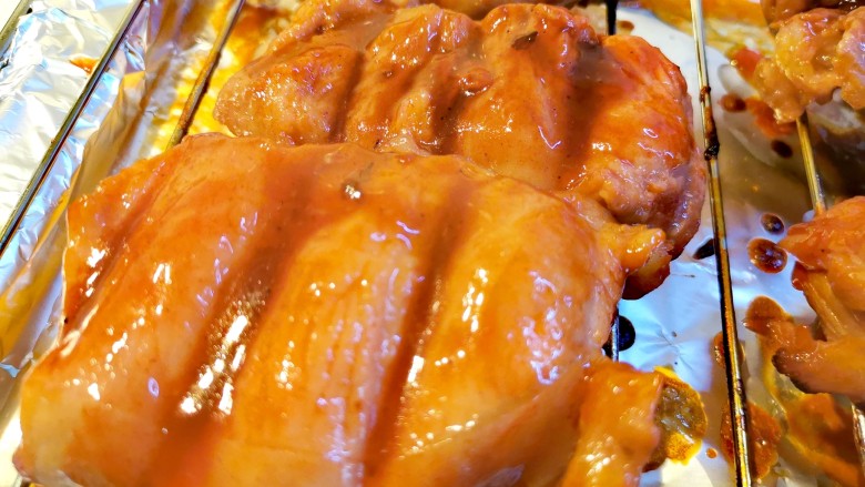 蜜汁叉烧肉（烤箱版）,取出来再刷一遍酱汁和蜂蜜