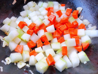 冬瓜肉丸汤,放入冬瓜、胡萝卜块一起炒至冬瓜微微变色
