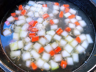 冬瓜肉丸汤,添加适量清水小火煮起来
