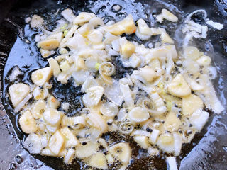 冬瓜肉丸汤,锅中倒入底油加热放入葱、蒜爆香