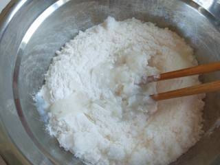 红糖麻糍,加入开水搅拌。