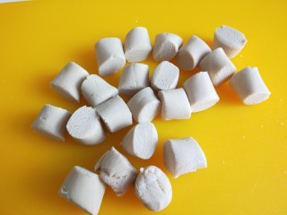 红糖麻糍,切成小剂子。