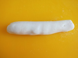 红糖麻糍,揉光滑的面团。