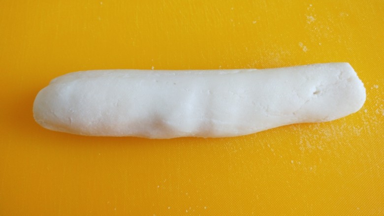 红糖麻糍,揉光滑的面团。