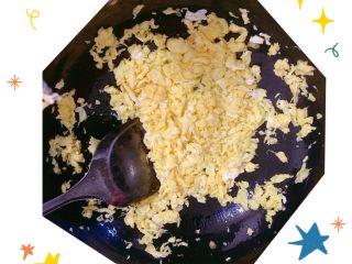 水煎包,鸡蛋🥚打散炒熟切碎