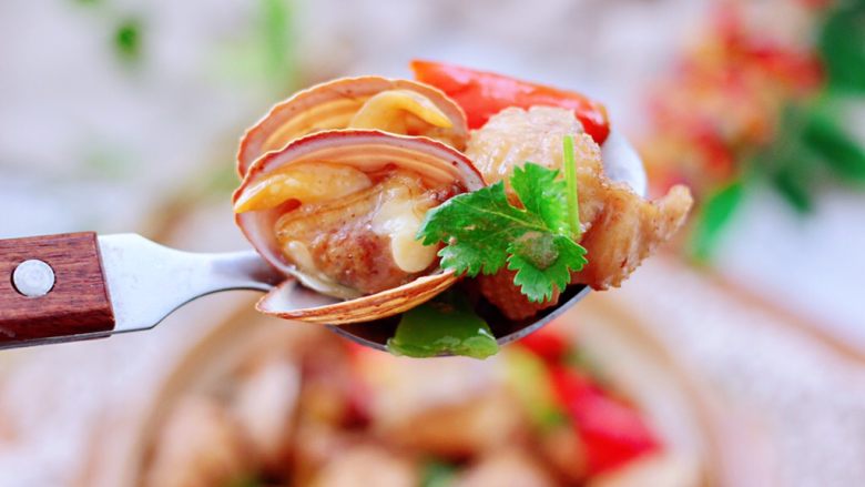鸡腿炖香菇,鲜美无比又营养丰富的鸡焖飞蛤就出锅咯，鸡肉的香鲜和飞蛤的独特鲜美，吃上一口超级满足，下饭又下酒，上桌就光盘。