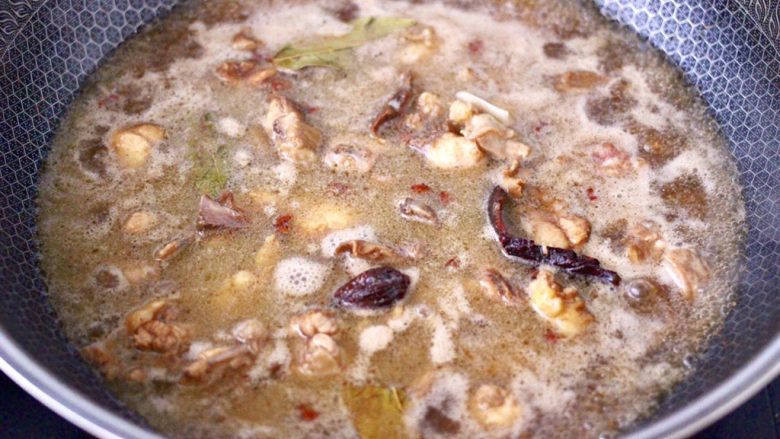鸡腿炖香菇,这个时候锅中倒入适量的清水。