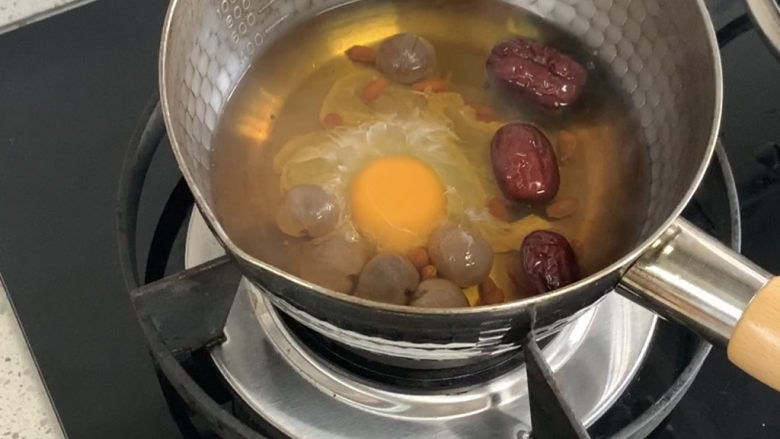 桂圆红枣糖水鸡蛋,小火等蛋微微凝固