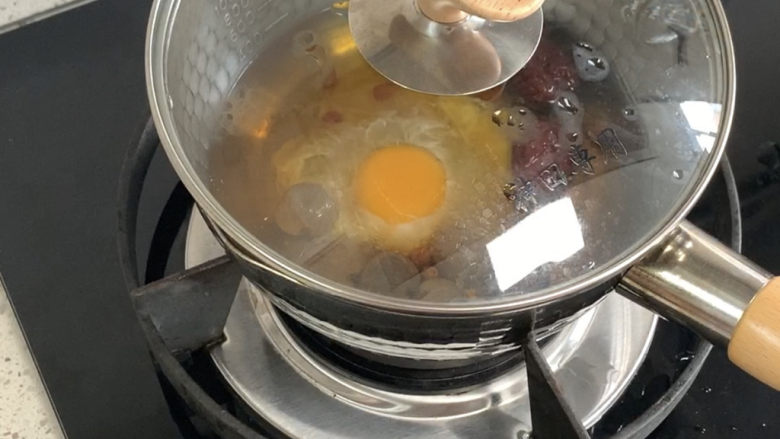 桂圆红枣糖水鸡蛋,盖盖焖煮一会