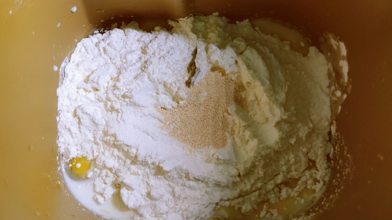 红枣面包,放入面粉和酵母粉 启动面包机第一次揉面程序