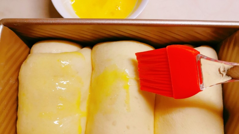 红枣面包,发酵好了  刷一层蛋液或黄油