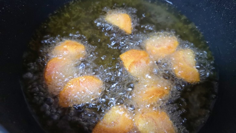 麻辣干锅鸡,胡萝卜块也炸至金黄色捞出备用。