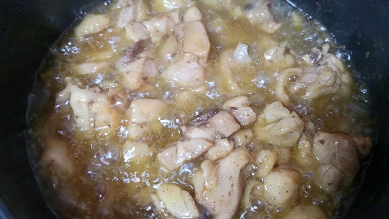 麻辣干锅鸡,腌好的鸡腿肉炸至表面微黄捞出备用。