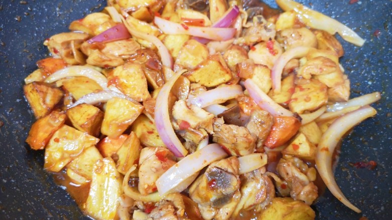 麻辣干锅鸡,大火翻炒2分钟左右，让炸过的土豆胡萝卜入味。