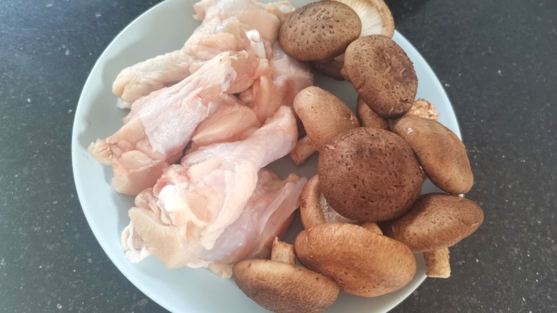 鸡腿炖香菇,食材