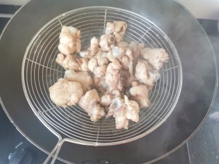 鸡腿炖香菇,锅中水烧开放入鸡腿焯一下水