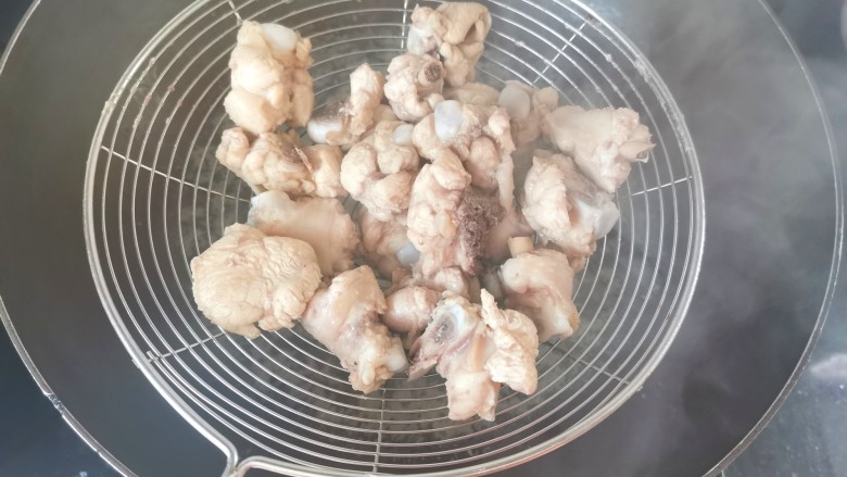 鸡腿炖香菇,锅中水烧开放入鸡腿焯一下水