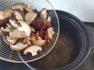 鸡腿炖香菇,炖好加入香菇继续小火炖20分钟
