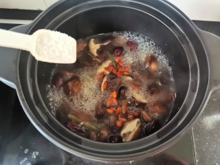 鸡腿炖香菇,加入适量的盐就可以出锅了