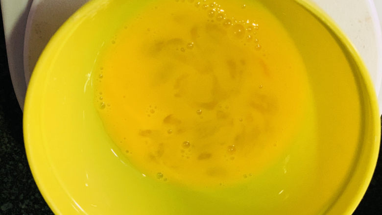 红枣面包,称鸡蛋30克，剩余的鸡蛋可以用来刷全蛋液；