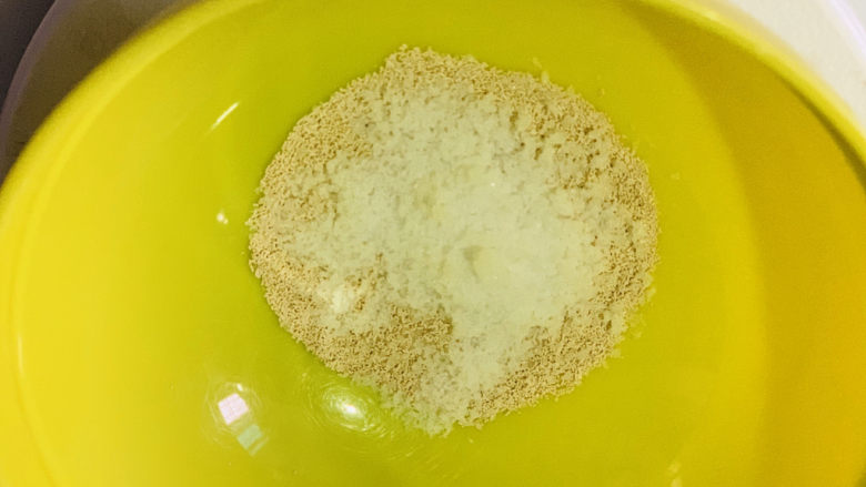 红枣面包,称3克盐，和酵母粉一起放，少洗一块碗，哈哈；