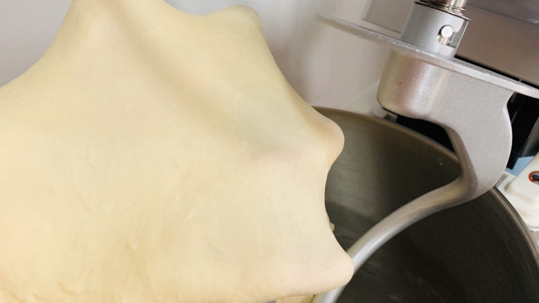 红枣面包,厨师机搅拌至不易破裂的“手套膜”；