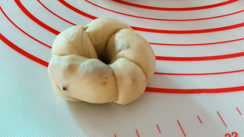 红枣面包,再向内绕2圈，中间用手指撑开，衔接的地方粘紧；