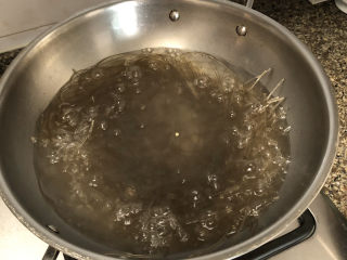 韭菜盒子➕鲜掉眉,用筷子搅拌下，都泡在热水里