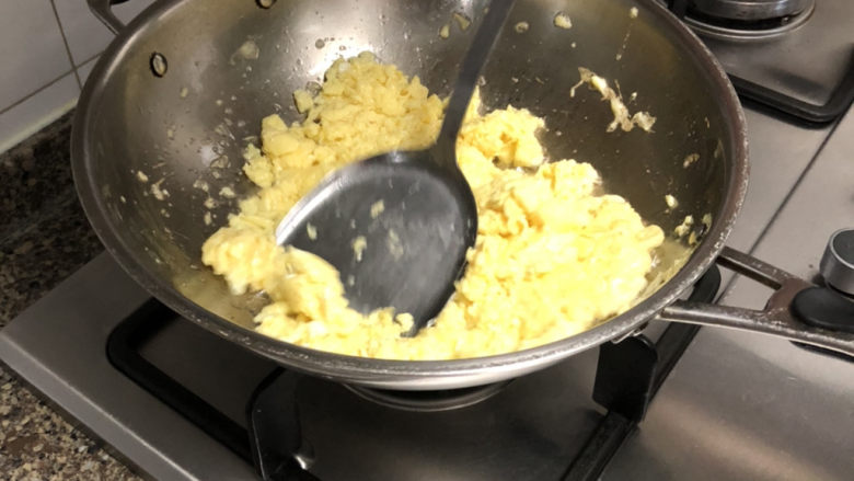 韭菜盒子➕鲜掉眉,热锅，多加点食用油，倒入蛋液，不断用筷子或铲子搅拌滑炒成鸡蛋碎