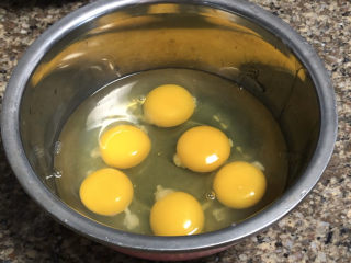 韭菜盒子➕鲜掉眉,准备六个鸡蛋打入盆中