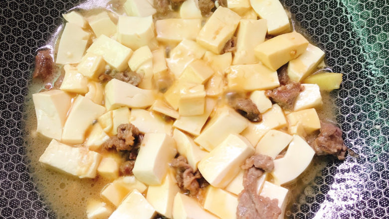 牛肉炖豆腐,拌匀煮熟