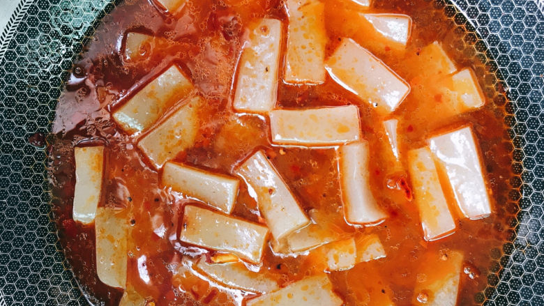 麻辣魔芋,加入盐、酱油、适量清水。