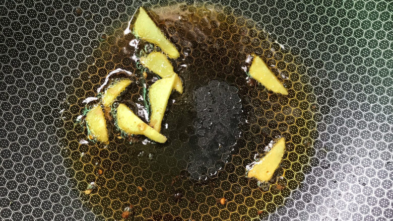 麻辣魔芋,锅烧热后放油，下姜片炒出香味。