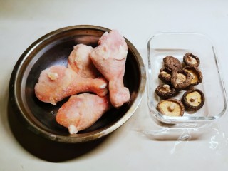 鸡腿炖香菇,鸡琵琶腿和干香菇