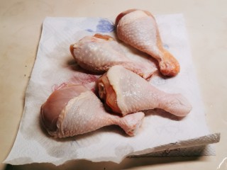 鸡腿炖香菇,琵琶腿清洗干净 放到吸油纸上面 吸干水分