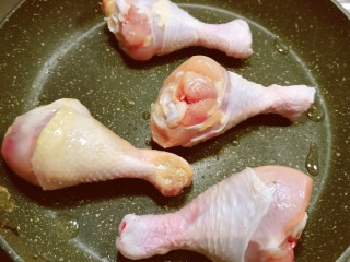 鸡腿炖香菇,起油锅放入一汤匙食用油 放入琵琶腿 煎制