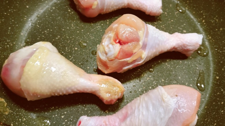 鸡腿炖香菇,起油锅放入一汤匙食用油 放入琵琶腿 煎制