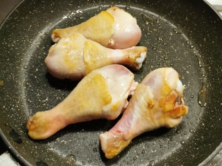 鸡腿炖香菇,小火慢慢煎 两面煎黄 备用