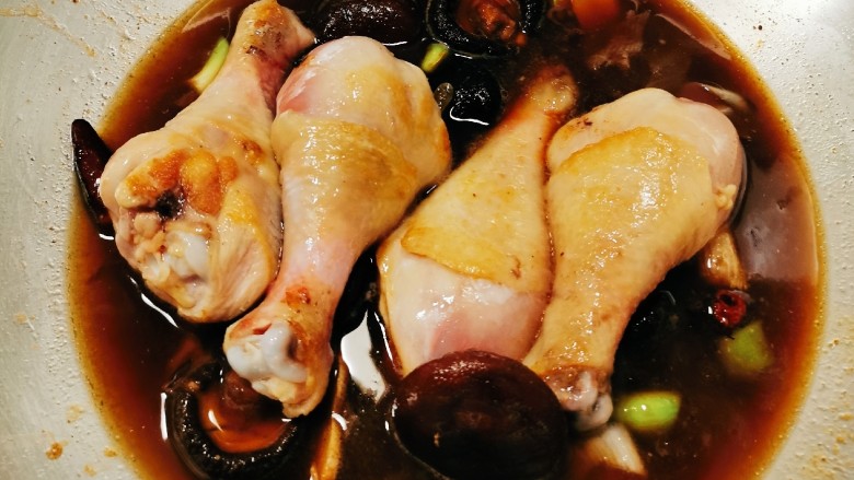 鸡腿炖香菇,放入煎好的琵琶腿 炖煮