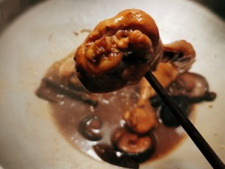 鸡腿炖香菇,随着加热 汤汁浓稠 用筷子试探一下 能够轻松穿透  就熟透了