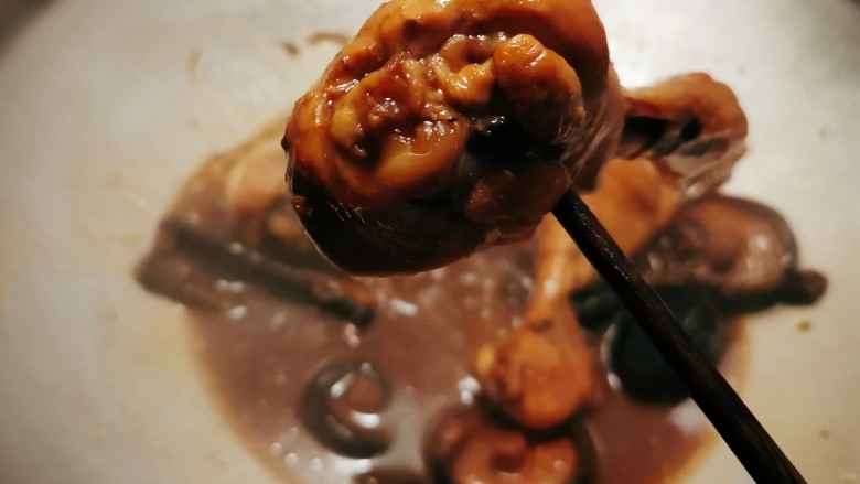 鸡腿炖香菇,随着加热 汤汁浓稠 用筷子试探一下 能够轻松穿透  就熟透了