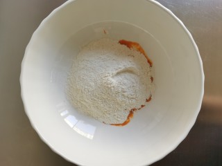 黄金小馒头,加入面粉，面粉不要一次性全部加入，留一部分根据面团的软硬度酌情增减。