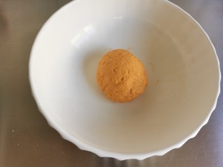 黄金小馒头,和成面团。用一次发酵法不用等面团发酵，直接做造型。