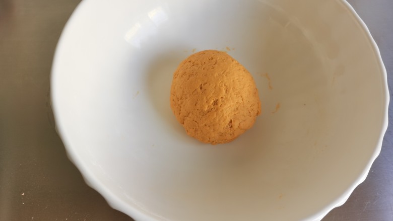 黄金小馒头,和成面团。用一次发酵法不用等面团发酵，直接做造型。