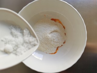 黄金小馒头,加入白糖促进发酵。
